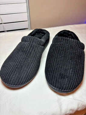 Women’s Black Knit Slippers size S